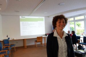 Andrea Rumpel, Wissenschaftliche Mitarbeiterin im Projekt MigSoz – Migration und Sozialpolitik der Universität Duisburg-Essen, präsentiert Studie bei Ceno e.V.